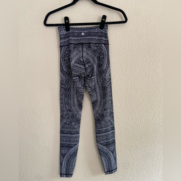 EUC Lululemon Wunder Under Hi-Rise Tight size 4 28” inseam - Picture 2 of 4